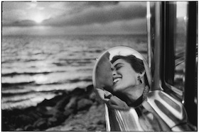 Elliott Erwitt, Le baiser, Santa Monica, California, 1955